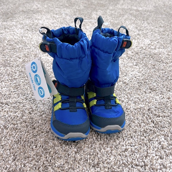 Stride Rite boys Snow Boots. Size:4. NWT. - Picture 2 of 2